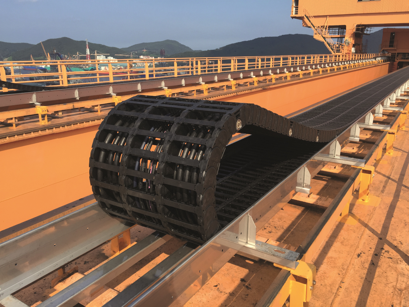 Power supply in overhead cranes energy chains vs. festoons DEMM